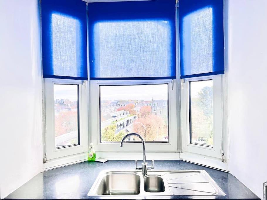 Crown House Two Bedroom Apartment Абердин Экстерьер фото