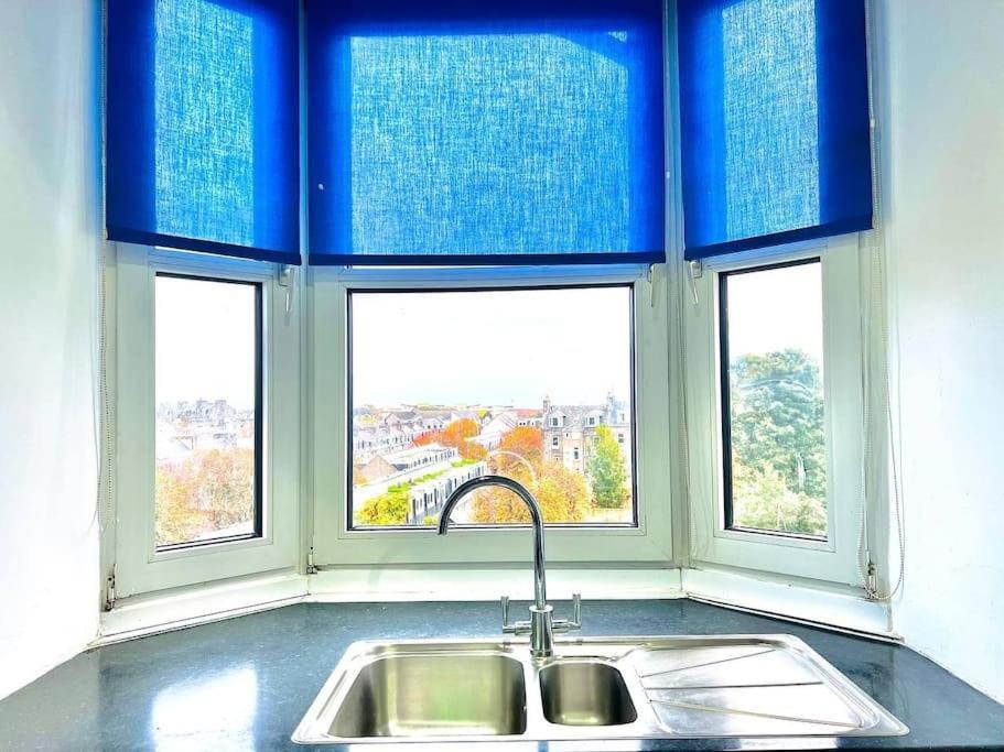 Crown House Two Bedroom Apartment Абердин Экстерьер фото