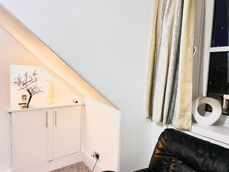 Crown House Two Bedroom Apartment Абердин Экстерьер фото